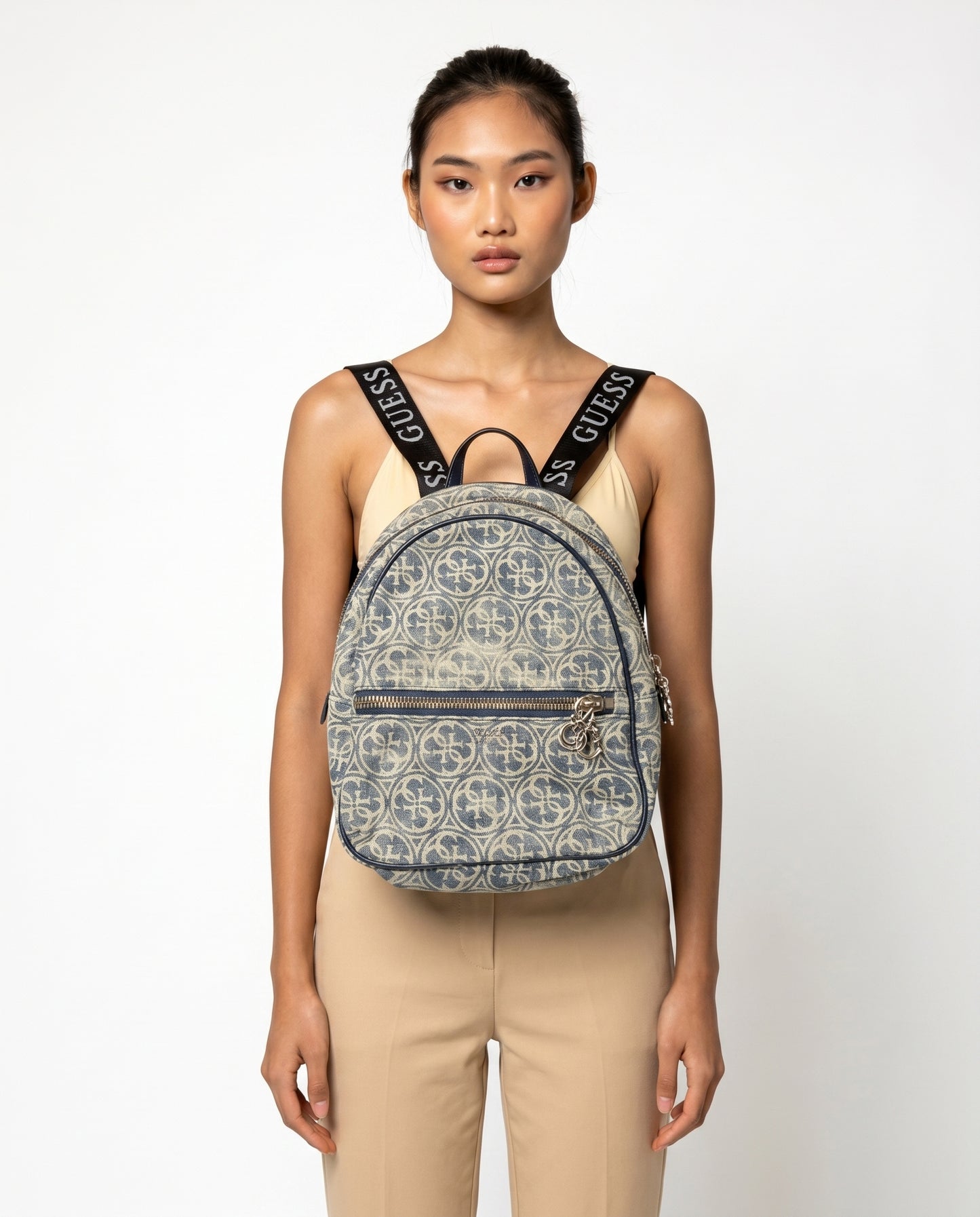 Blauer und beigefarbener Guess Rucksack mit Monogramm und Reißverschlusstasche